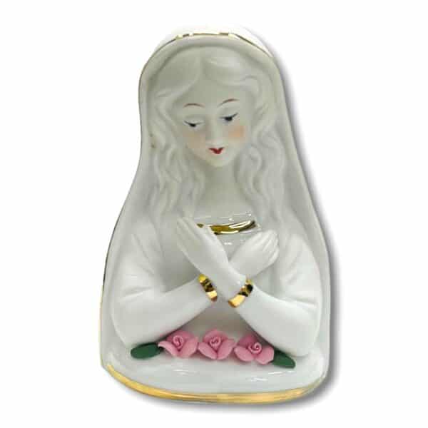 Virgen con rosas de porcelana