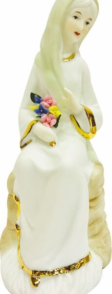 Mujer con flores de porcelana